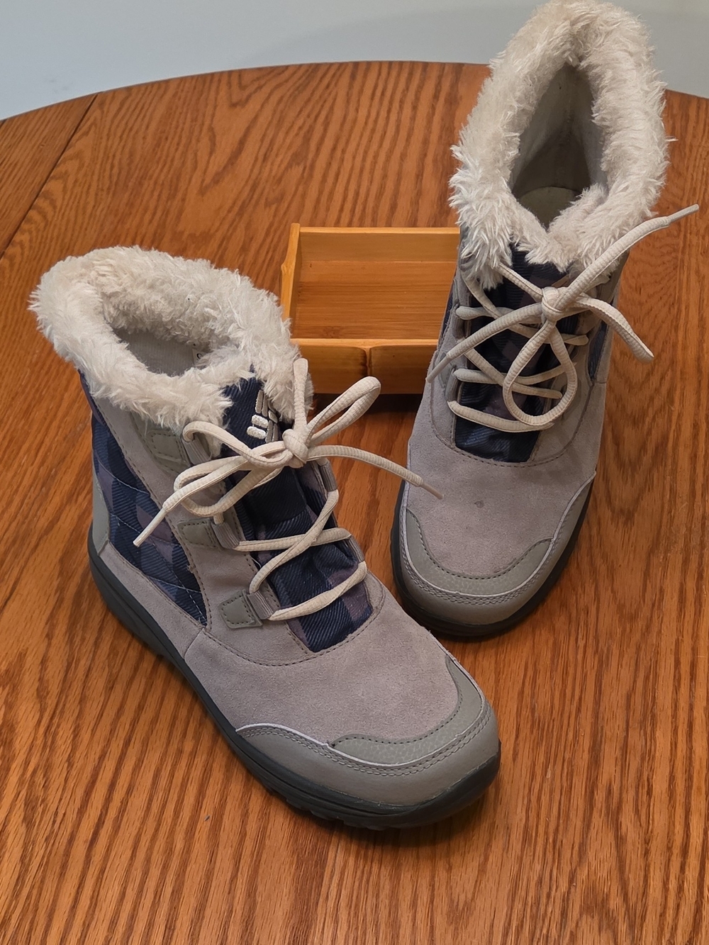 Columbia Women's Faux-Fur Lined Light Grey Winter Lace-Up Boots Size 7